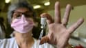 Une infirmière prépare une injection du vaccin Pfizer-BioNtech contre le Covid-19 à Béziers, dans le sud de la France, le 17 mars 2021