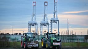 Une centaine d'agriculteurs se trouvaient au port du Havre avec leurs tracteurs, dimanche 11 janvier 2026, pour exprimer leur colère après l'accord UE-Mercosur. 