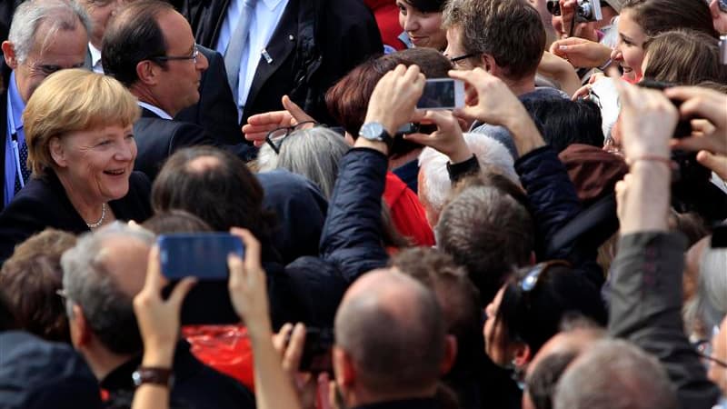 François Hollande et Angela Merkel ont célébré samedi 50 ans d'amitié franco-allemande à Ludwigsburg, en Allemagne où leurs propos invitant la jeunesse à faire preuve d'audace contre la crise faisaient écho à ceux prononcés au même endroit par Charles de