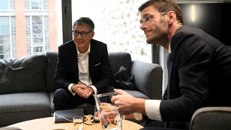Olivier Faure (G) et Nicolas Mayer-Rossignol au siège du PS le 23 janvier 2023 à Ivry-sur-Seine, en région parisienne
