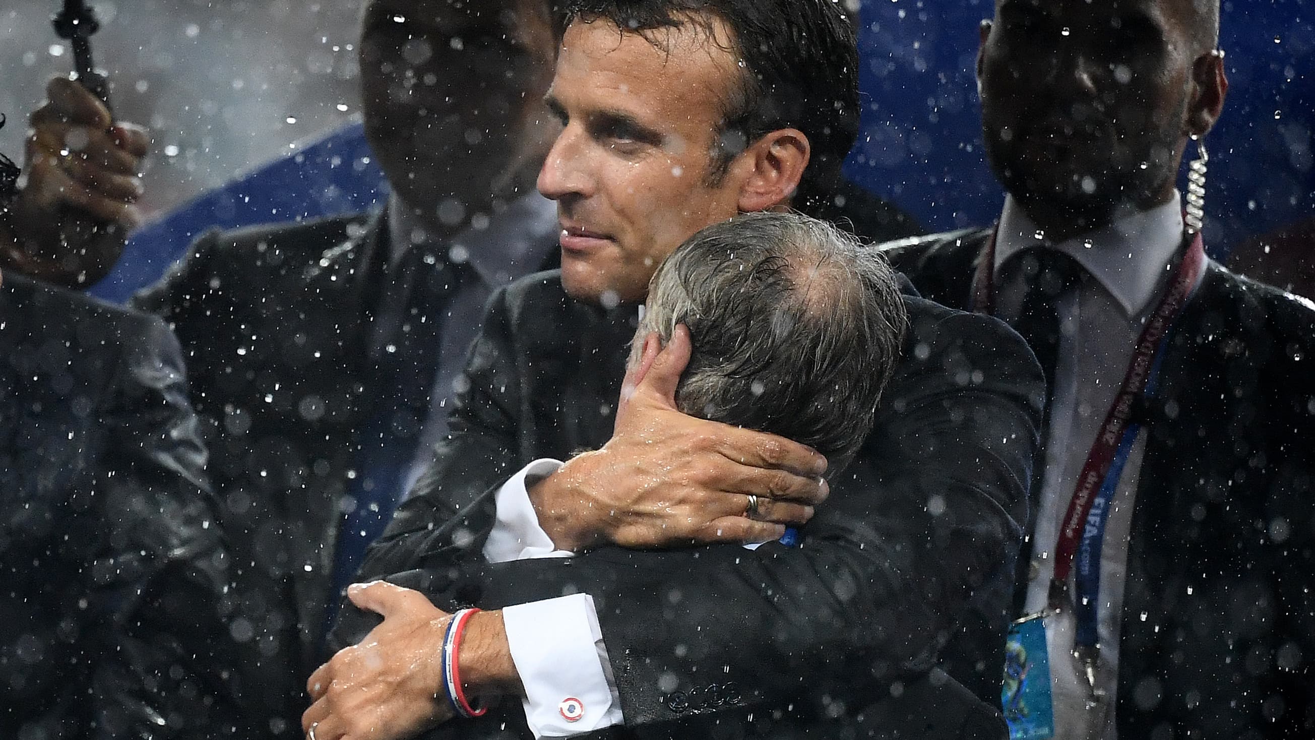 Le président français Emmanuel Macron félicite le sélectionneur des Bleus Didier Deschamps, le 15 juillet 2018 à Moscou. 