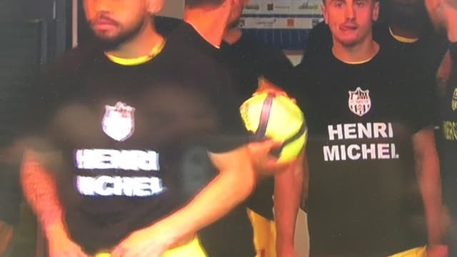 Les joueurs de Nantes avec un t-shirt en hommage à Henri Michel Les joueurs de Nantes avec un t-shirt en hommage à Henri Michel