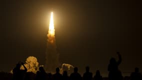 Des spectateurs applaudissent le décollage de la fusée lunaire non habitée Artémis 1 depuis le pas de tir 39B du Centre spatial Kennedy de la NASA à Cap Canaveral, en Floride, le 16 novembre 2022.