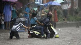 Inondations dues aux pluies de mousson à Katmandou, au Népal. L'Organisation météorologique mondiale (OMM) estime nécessaire de définir de nouveaux critères pour évaluer les phénomènes climatiques extrêmes qui intéressent les opinions publiques et les opé