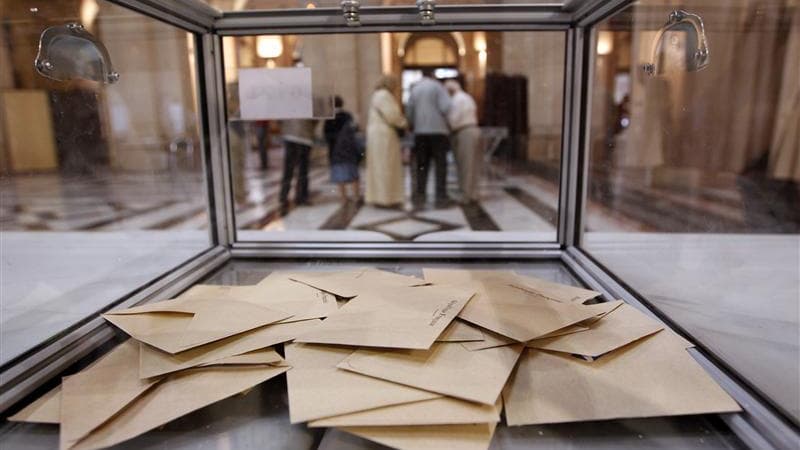 L'Elysée assure que la promesse de François Hollande d'accorder aux étrangers non européens présents sur le territoire français depuis cinq ans le droit de vote aux élections locales sera tenue. /Photo d'archives/REUTERS/Jean-Paul Pélissier
