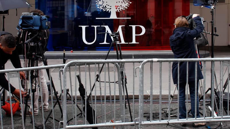Des journalistes prennent position devant le siège de l'UMP, à Paris.