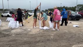 Des résidents de St-Petersburg en Floride (États-Unis) en train d'évacuer avant l'arrivée de l'ouragan Milton, en octobre 2024.
