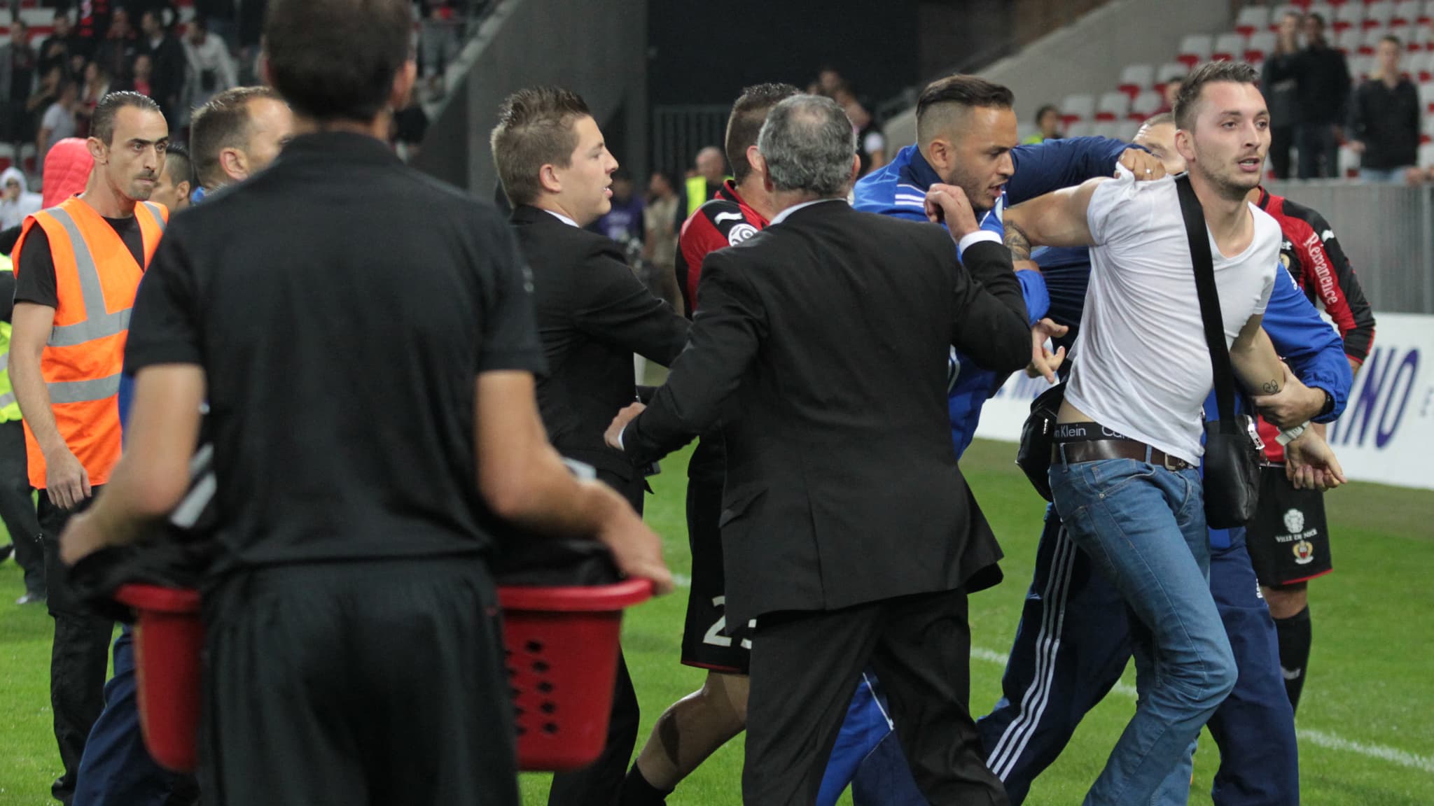 Des supporters sur la pelouse lors de Nice-Bastia en 2014
