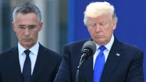 Le président américain Donald Trump, à côté du Secrétaire général de l'OTAN Jens Stoltenberg, lors du sommet de l'OTAN à Bruxelles le 25 mai 2017.