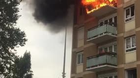 Seine-Saint-Denis : un immeuble en feu à Noisy-le-Sec - Témoins BFMTV
