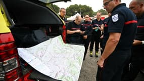 Des pompiers consultent une carte à n Saint-Laurent-de-la-Cabrerisse, dans l'Aude, où un incendie a parcouru quelque 16.000 hectares dans le massif des Corbières, le 8 août 2025