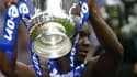 Diarra, ici brandissant le trophée de la FA Cup avec Portsmouth en 2008.