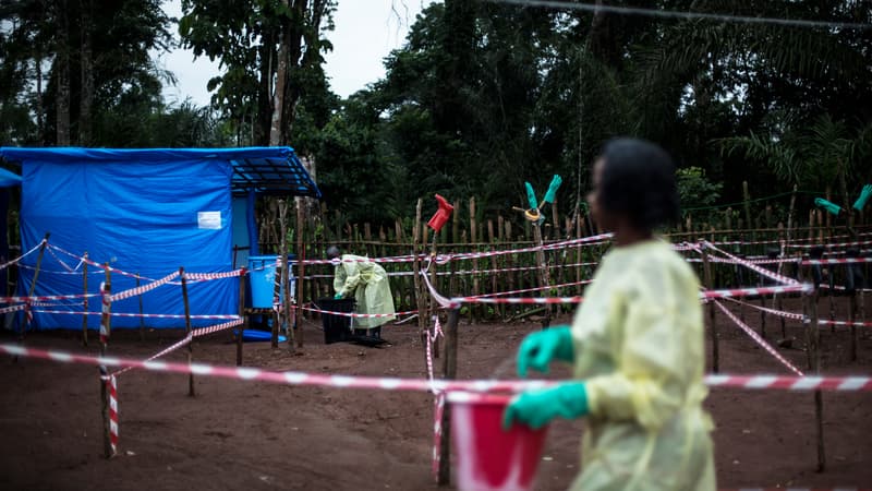 Des soignants travaillent dans une unité en quarantaine d'Ebola, le 13 juin 2017 à Muma, en République démocratique du Congo. 