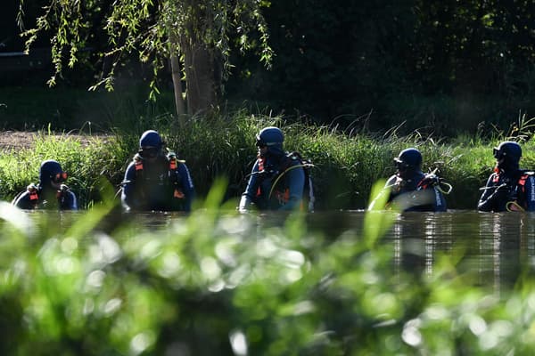 Une équipe de plongeurs de la gendarmerie fouille un étang dans la zone où Lina, 15 ans, a disparu il y a quatre jours, à Saint-Blaise-La-Roche, le 27 septembre 2023. 