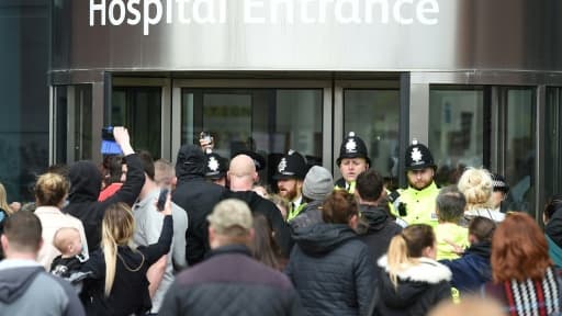 Des soutiens de la famille du petit Alfie tentent d'entrer dans l'hôpital pour enfants Alder Hey à Liverpool dans le nord-ouest de l'Angleterre après le rejet d'une requête des parents par la Cour européenne des droits de l'homme, le 23 ... Des soutiens de la famille du petit Alfie tentent d'entrer dans l'hôpital pour enfants Alder Hey à Liverpool dans le nord-ouest de l'Angleterre après le rejet d'une requête des parents par la Cour européenne des droits de l'homme, le 23 ...