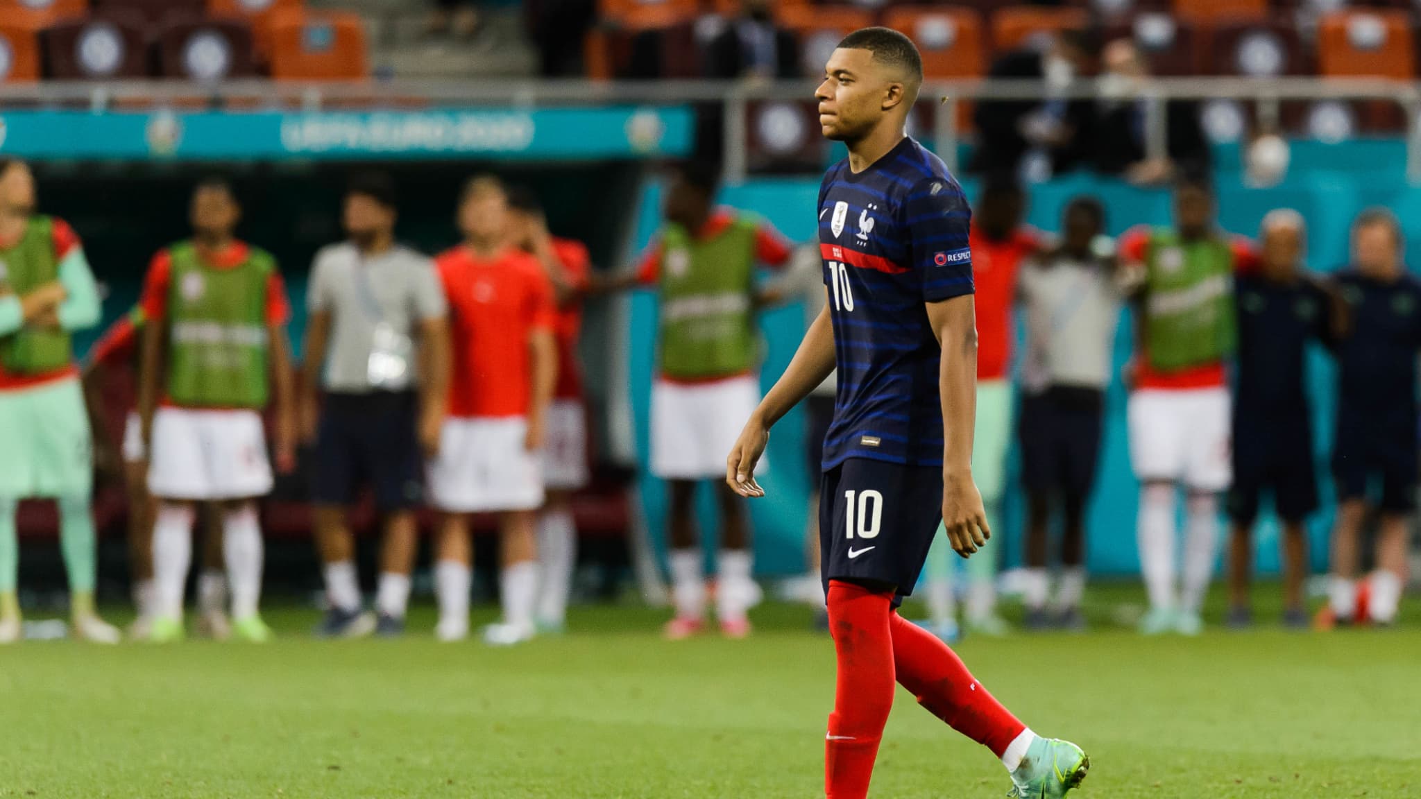 Kylian Mbappé tout seul sur le terrain après lors tirs au but contre la Suisse à l'Euro Kylian Mbappé tout seul sur le terrain après lors tirs au but contre la Suisse à l'Euro