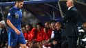 Karim Benzema et Didier Deschamps... Aucun regard entre les deux hommes au moment de la sortie du Madrilène