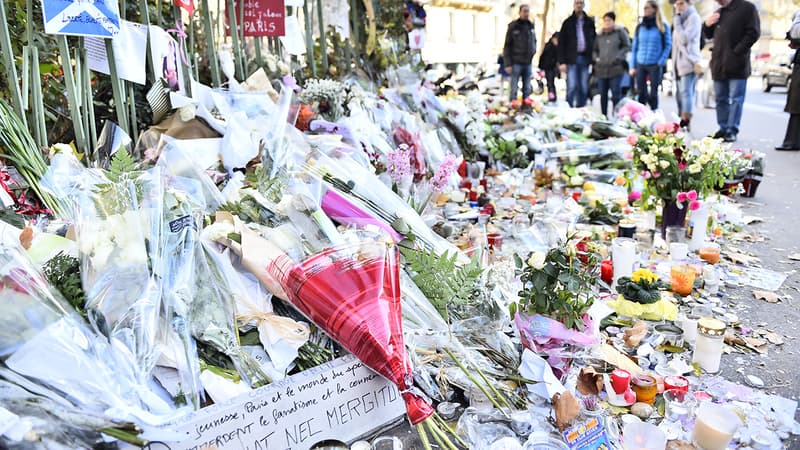 Des fleurs en hommage aux victimes du Bataclan, à Paris.
