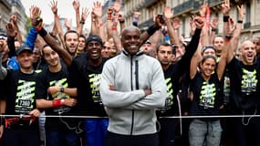 A 54 ans, Carl Lewis (ici sur la ligne de départ du 10km Nike Paris centre) soulève toujours l'enthousiasme.