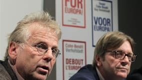 L'ancien Premier ministre belge Guy Verhofstadt (à droite) et le leader de Mai-68 Daniel Cohn-Bendit sont partis en croisade pour instaurer un véritable fédéralisme européen, seule solution selon eux pour sauver l'euro et éviter une dérive fasciste dans c