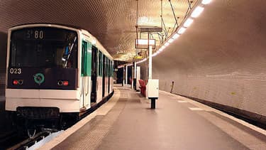 La victime a été "projetée violemment et sans raison apparente par un homme sur les voies du métro au moment où une rame entrait dans la station sur le quai opposé"