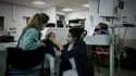 Une soignante examine un enfant à l'entrée des urgences pédiatriques de l'hôpital Pellegrin de Bordeaux, le 3 novembre 2022 en Gironde
