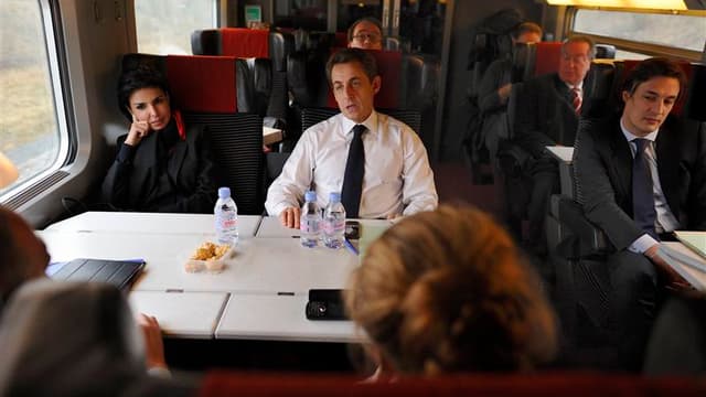 Après avoir privilégié l'avion, pour des raisons de sécurité dit-il, durant son mandat, Nicolas Sarkozy a renoué jeudi avec les voyages en train à l'occasion d'un déplacement de campagne à Lille, autre terre socialiste après La Rochelle où il se trouvait