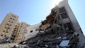 Bâtiment détruit à Tripoli. Des explosions et des échanges de tirs ont retenti dans la nuit de samedi à dimanche dans la capitale libyenne, où les opposants à Mouammar Kadhafi affirment que la chute du dirigeant libyen n'est plus qu'une question d'heures
