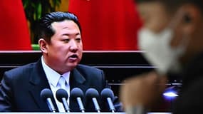 Des images du leader nord-coréen Kim Jong Un diffusées sur un écran dans une gare de Séoul après un tir de missile balistique intercontinental (ICBM), le 24 mars 2022 en Corée du Sud. PHOTO D'ILLUSTRATION