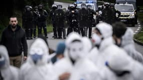Des militants du groupe écologiste français "Les Soulevements de la Terre" (SLT) dispersés par des policiers après avoir manifesté devant un site Lafarge à Saint-Herblain, le 11 décembre 2023 en Loire-Atlantique. Image d'illustration