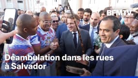 Emmanuel Macron s'offre un bain de foule au Brésil avant la COP30 