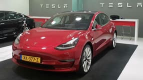 La Tesla Model 3 nous attendait sagement au store de Chambourcy (Yvelines)
