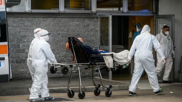 Un patient pris en charge aux urgences de l'hôpital Cardarelli, à Naples, le 12 novembre 2020
