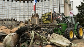 Des agriculteurs bloquent l'accès de la préfecture d'Eure-et-Loire, à Chartres, le 2 février 2016.