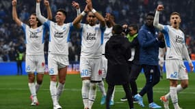 Les Marseillais en pleine communion avec leurs supporters à l'issue de leur victoire contre Nice dans le derby azuréen au stade Vélodrome, le 20 mars 2022 