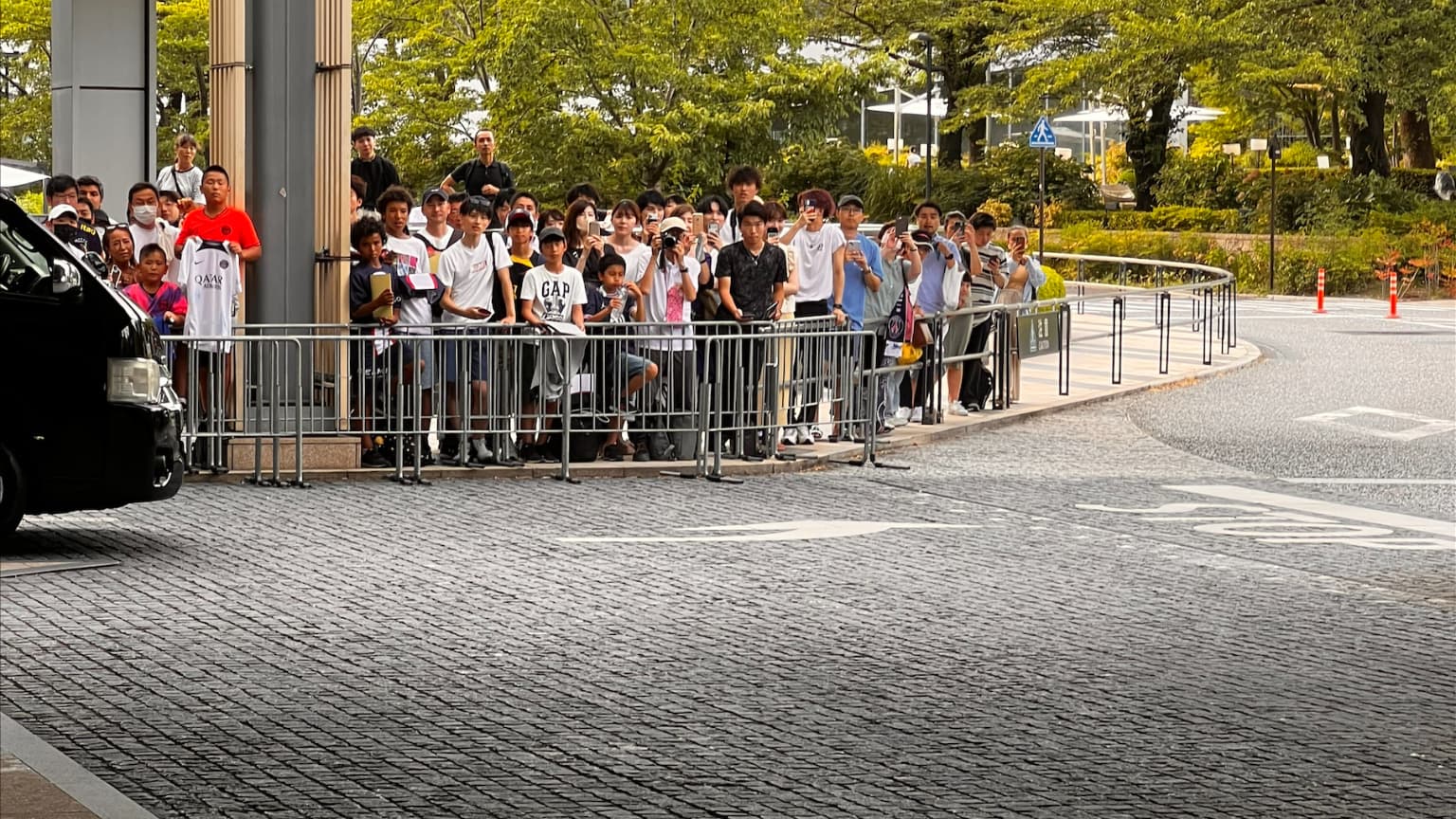 De nombreux fans devant l'hôtel du PSG lors de la tournée au PSG, le 31 juillet 2023