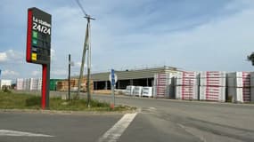 Le magasin de bricolage en construction (illustration). 