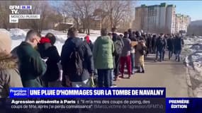 Trois jours après les funérailles d'Alexeï Navalny, des centaines de personnes se rendent sur sa tombe pour lui rendre un dernier hommage