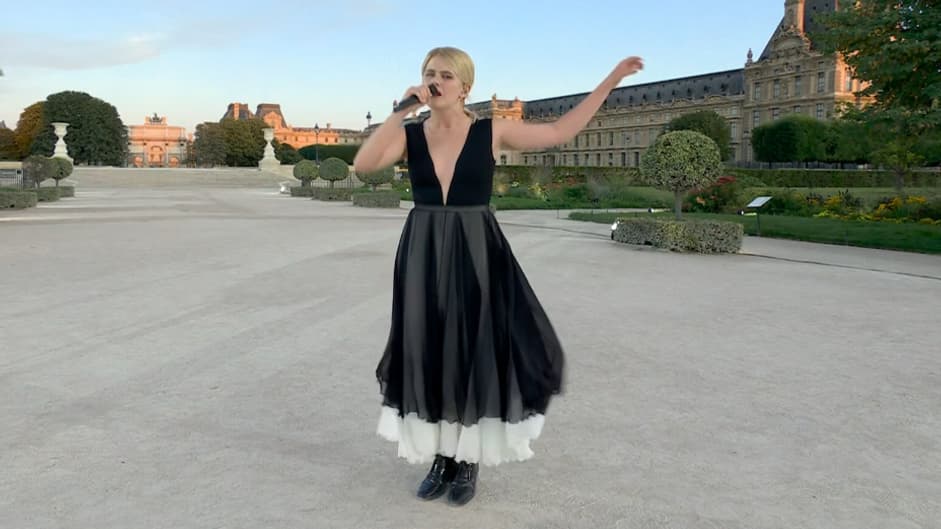 La chanteuse Zaho de Sagazan ouvre la cérémonie de clôture des Jeux olympiques de Paris, 11 août 2024 La chanteuse Zaho de Sagazan ouvre la cérémonie de clôture des Jeux olympiques de Paris, 11 août 2024