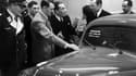 Louis Renault présente l'une de ses automobiles à Adolf Hitler et Hermann Goering, en 1937.