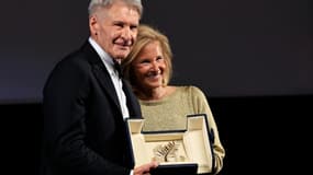 L'acteur américain Harrison Ford pose sur scène avec la directrice du festival de Cannes, Iris Knobloch, après avoir reçu une Palme d'or honorifique lors de la 76e édition du festival de Cannes, le 18 mai 2023.