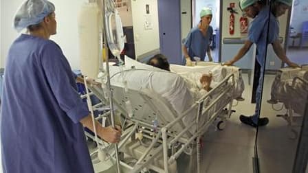 Dans un hôpital de Marseille. Face à l'opposition de la quasi totalité de l'Assemblée, le ministre de la Santé Xavier Bertrand a décidé vendredi de s'accorder un délai de réflexion sur la baisse envisagée des indemnités journalières pour arrêt maladie. /P