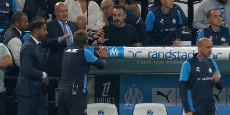 Roberto De Zerbi en train de discuter avec des membres de son staff après son expulsion lors du match OM-PSG, le 22 septembre 2025