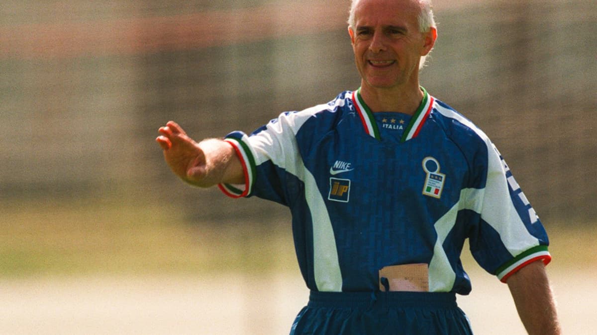 Arrigo Sacchi le coach révolutionnaire du grand Milan vainqueur de la C1 en 1989 et 1990, ici avec la sélection italienne en 1996 Arrigo Sacchi le coach révolutionnaire du grand Milan vainqueur de la C1 en 1989 et 1990, ici avec la sélection italienne en 1996