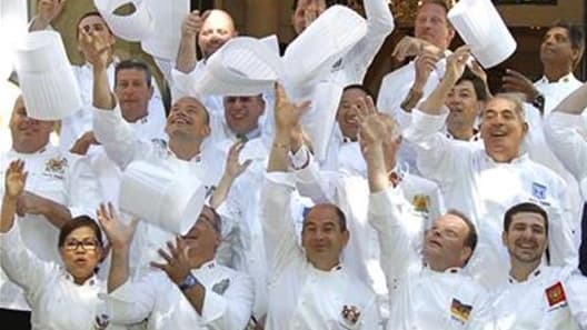 Le "Club des Chefs des Chefs", cuisiniers de chefs d'Etat du monde entier, réunis dans un hôtel parisien. Ces maîtres culinaires venant d'horizons aussi lointains que la Chine et le Sri Lanka, échangent recettes et astuces en attendant d'être reçus, mardi