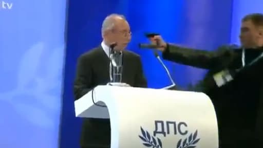Ahmed Dogan,  dirigeant historique du parti de la minorité turque en Bulgarie a été attaqué samedi, par un homme, qui a pointé une arme vers lui.