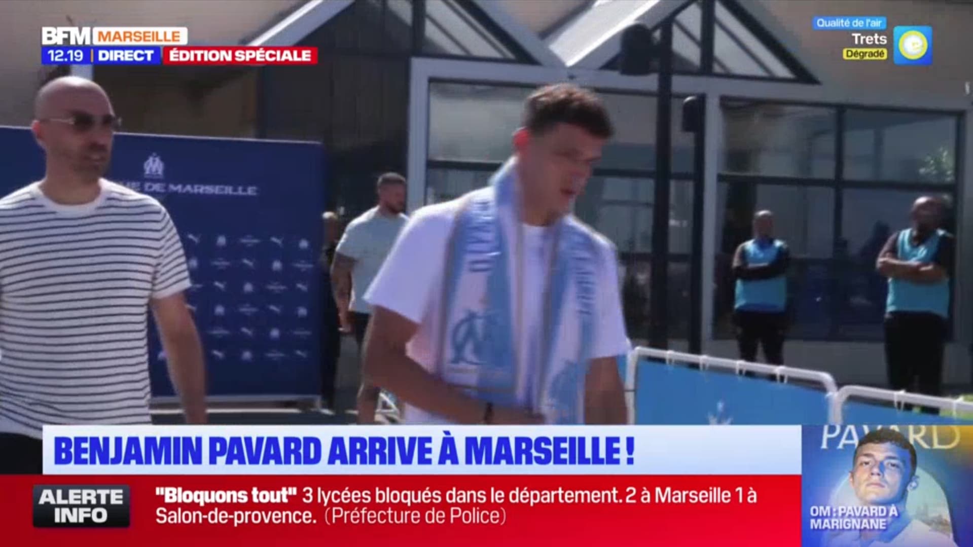 Benjamin Pavard lors de son arrivée à l'aéroport de Marignane