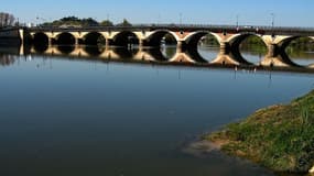 Le pont de pierre sur la Dordogne, à Libourne