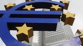 Le siège de la Banque centrale européenne, à Francfort. Nicolas Sarkozy estime que la BCE peut jouer un rôle plus important dans le soutien à la croissance économique sans changer les traités. /Photo prise le 24 janvier 2012/REUTERS/Lmar Niazman