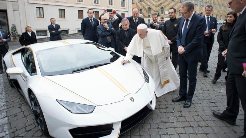 Le pape François lors de la remise de la supercar offerte par Lamborghini pour une vente aux enchères caritative. 